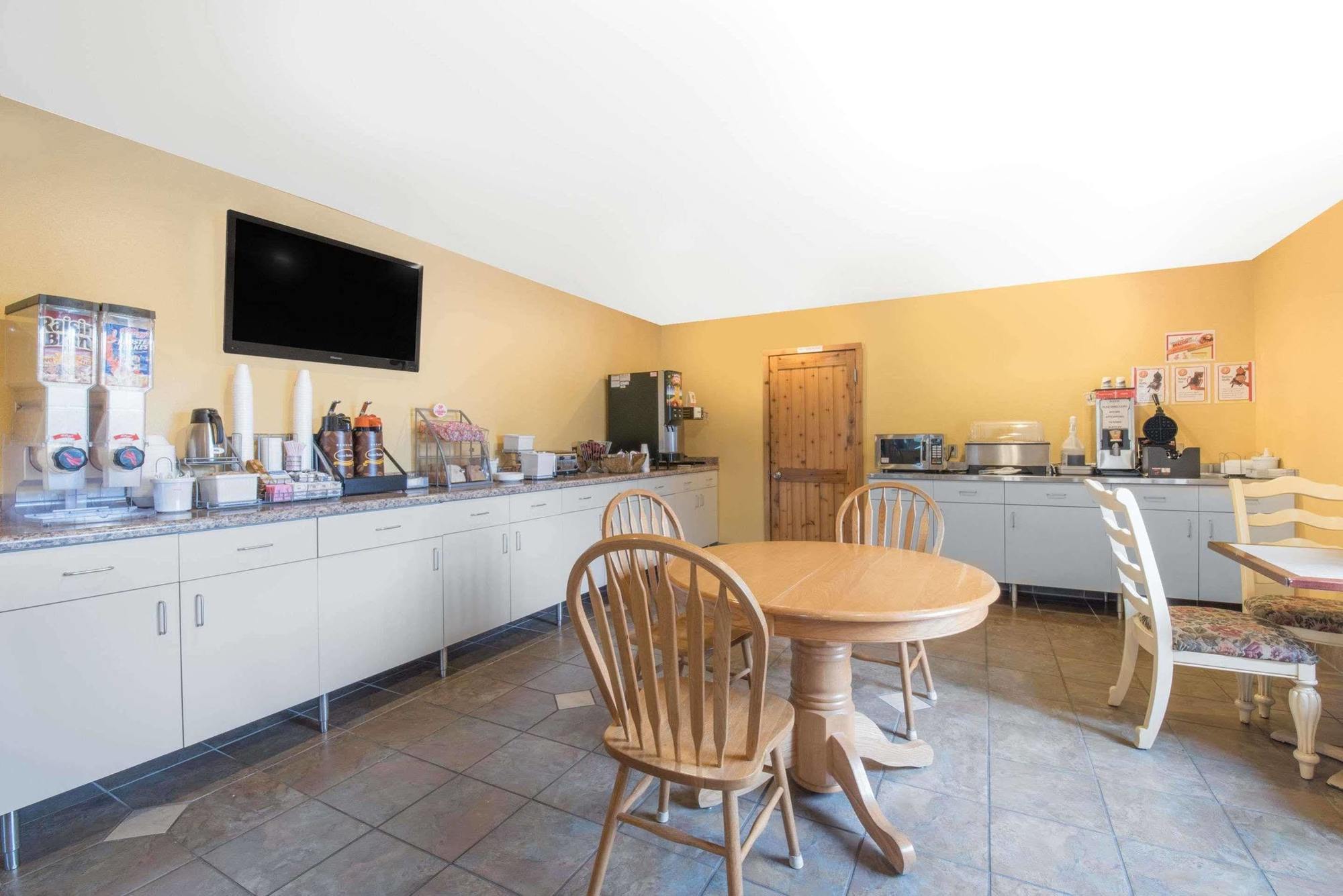 Northwoods Inn And Suites Ely Екстериор снимка